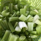 翻炒至变色 倒入芹菜 一起翻炒 快熟时