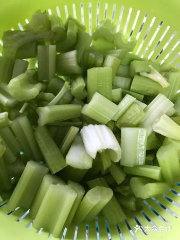 翻炒至变色 倒入芹菜 一起翻炒 快熟时