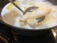 浓厚原只鸡煲花胶汤-鲜入围煮花胶鸡海鲜火锅