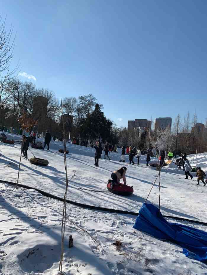 劳动公园冰雪乐园-"我们去那天可能太暖和了,都雪都化成汤了,.