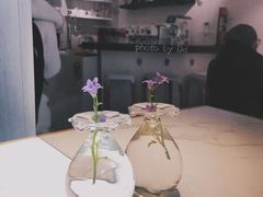 餐具摆设-茶是一枝花泡茶店