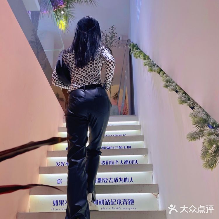 店里虽然人很多 但座位还是一直有的