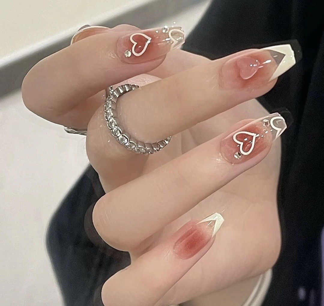 红色渐变爱心美甲