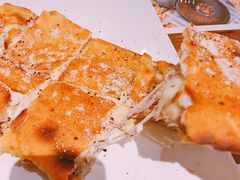 金枪鱼爆浆披萨-造精酿餐厅