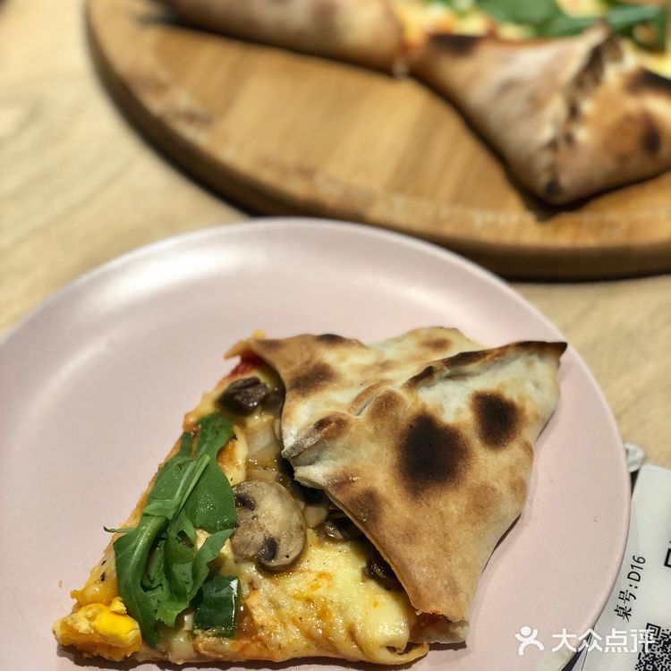 另外加了一份芝士，这是吃披萨起码要做的一件事，哈哈哈～[笑脸]