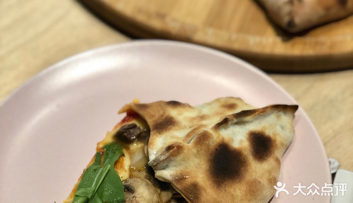 另外加了一份芝士，这是吃披萨起码要做的一件事，哈哈哈～[笑脸]