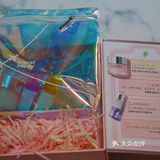 飞机上的空气总是让人觉得干燥，仿佛有一个抽湿器
