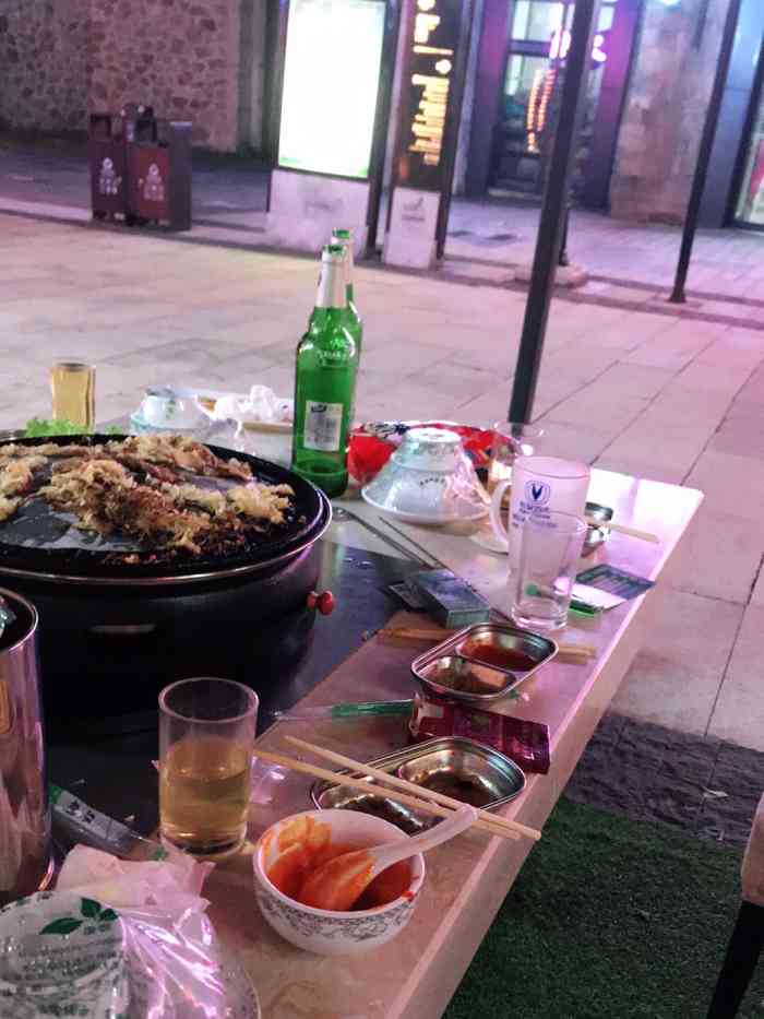 阿里郎烤肉·烤大块牛肉-"很晚到的还在营业,好大一锅量很足.服务员.