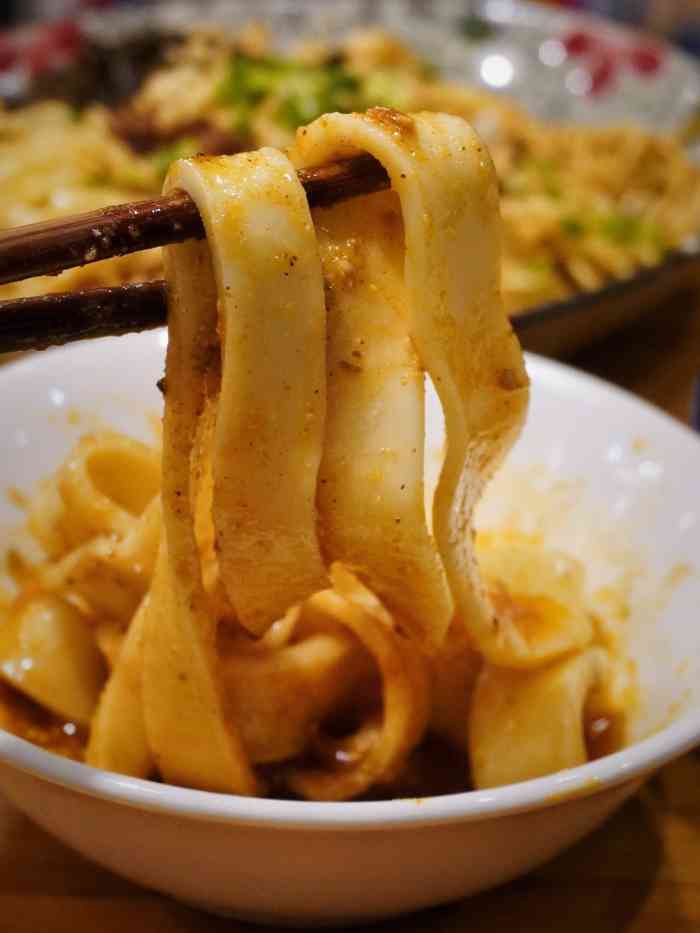 牛肉燃面微辣就辣到爆,边吃边流眼泪