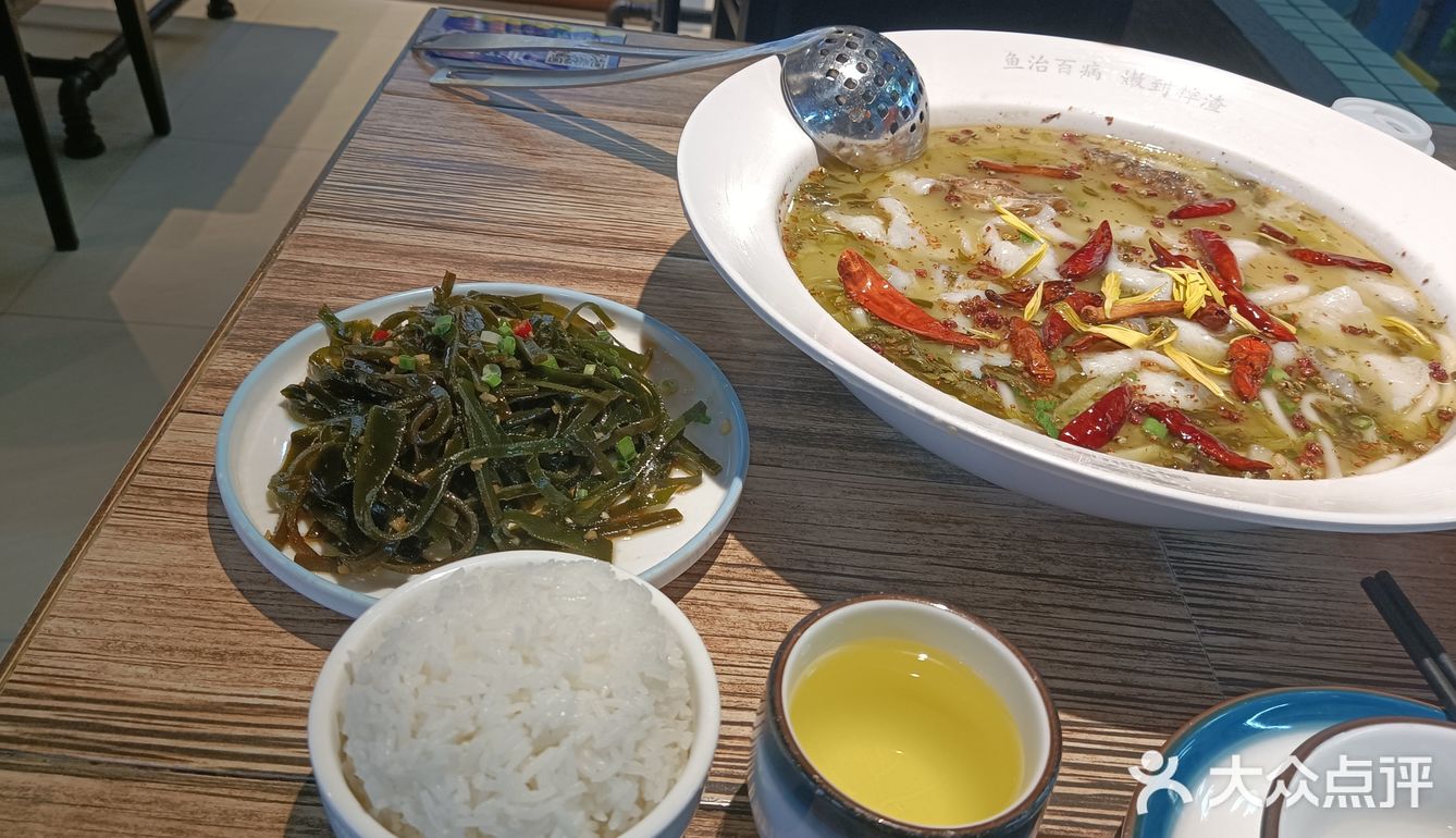 双人份的酸菜鱼用的是鲈鱼，肉质鲜嫩又大块，份量不少