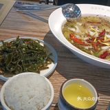 双人份的酸菜鱼用的是鲈鱼，肉质鲜嫩又大块，份量不少