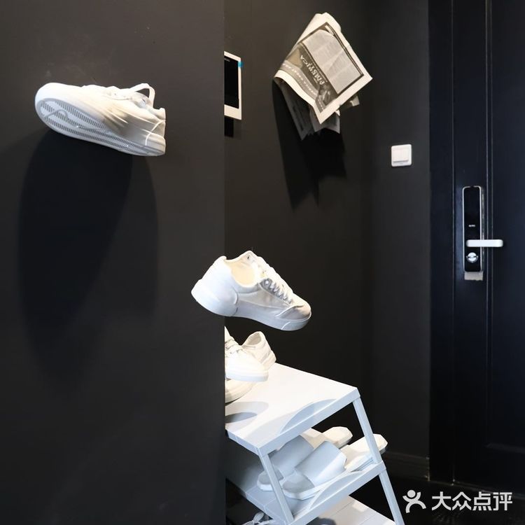 打开【榛果民宿】或【美团】APP