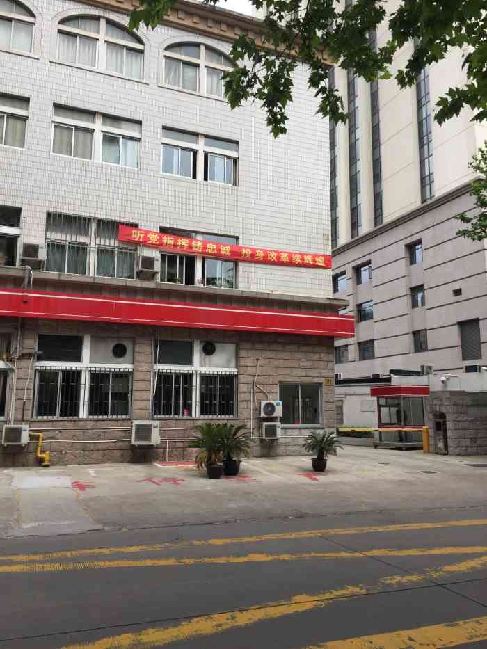 上海吴兴消防中队"去医院的路上看到消防车,远远看到一群老阿.