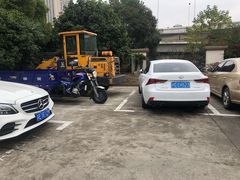 -奥特莱斯停车场