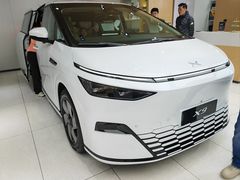 -小鹏汽车(上海静安大融城店)