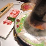 会有服务生站在每个隔间的中间 有需要随时叫