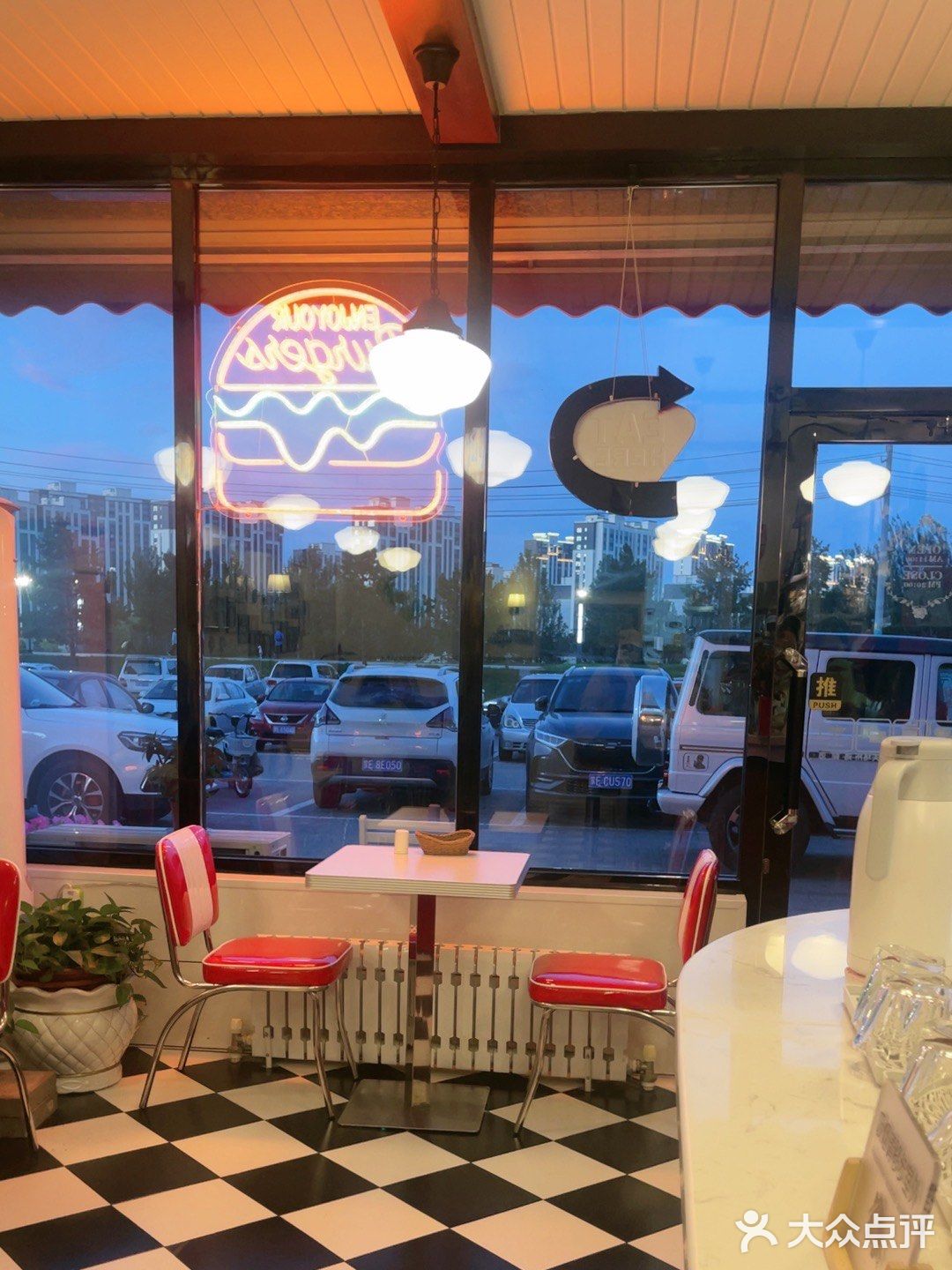 回味无穷！在呼伦贝尔品尝正宗手工汉堡的美妙体验