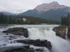 -阿萨巴斯卡瀑布观景点