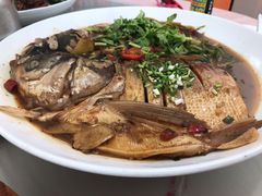干烧鱼头-胡老三家土菜馆·老店地方特色菜·招牌茅山地锅老鹅
