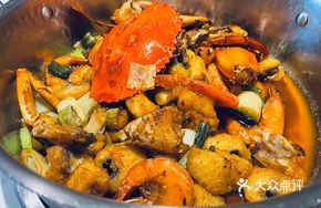 Two-Flavor Crab, Shrimp, and Fish Hot Pot