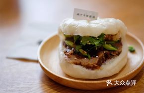 Tender Beef Steak with Rice Wine Buns
