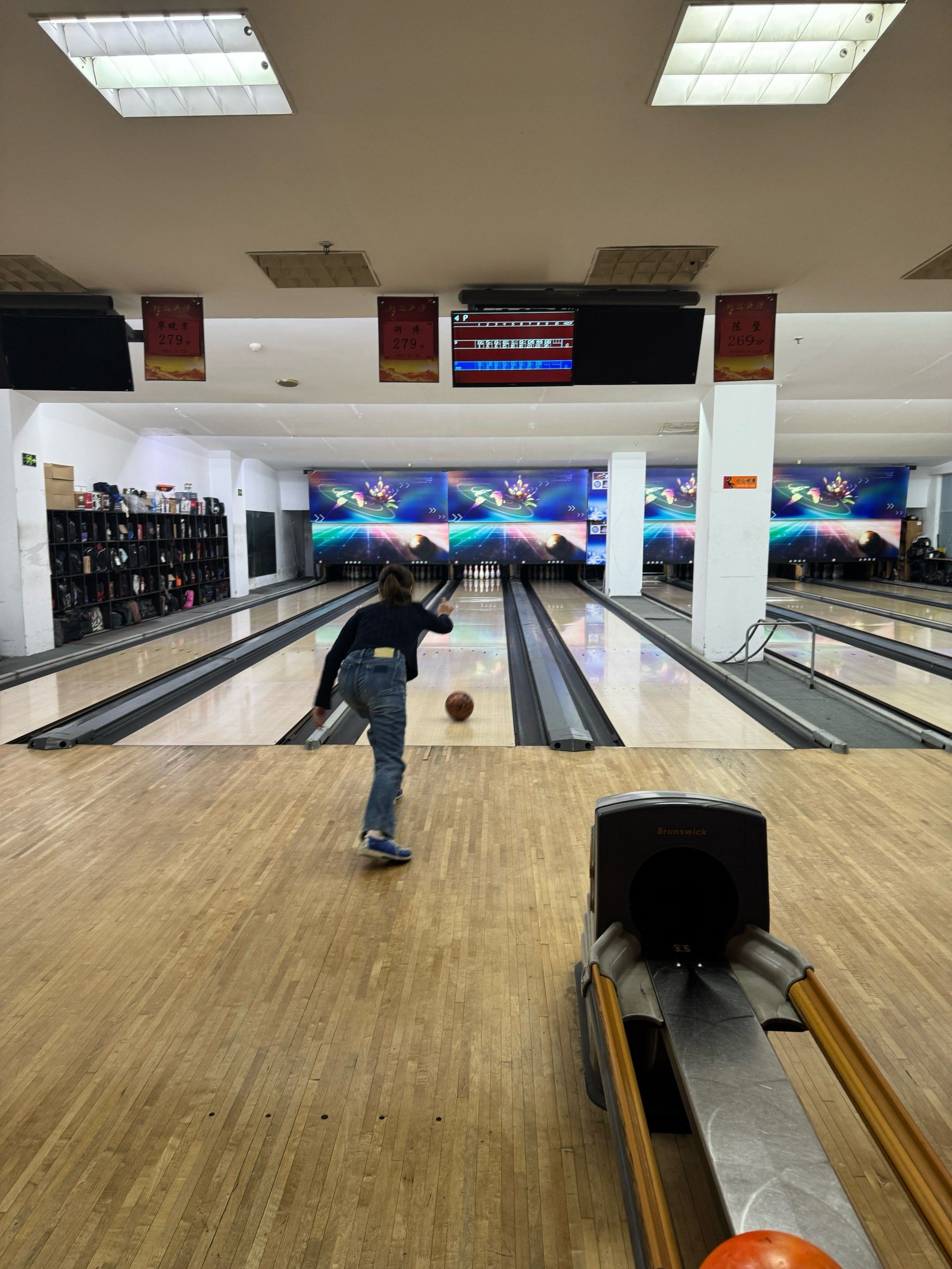 n
晚上和男朋友散步路过月牙湖发现有个保龄球馆🎳
很久没有