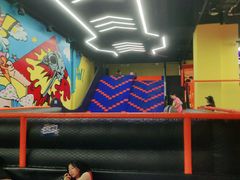 -爱蹦iBOON蹦床运动馆(江汉店)