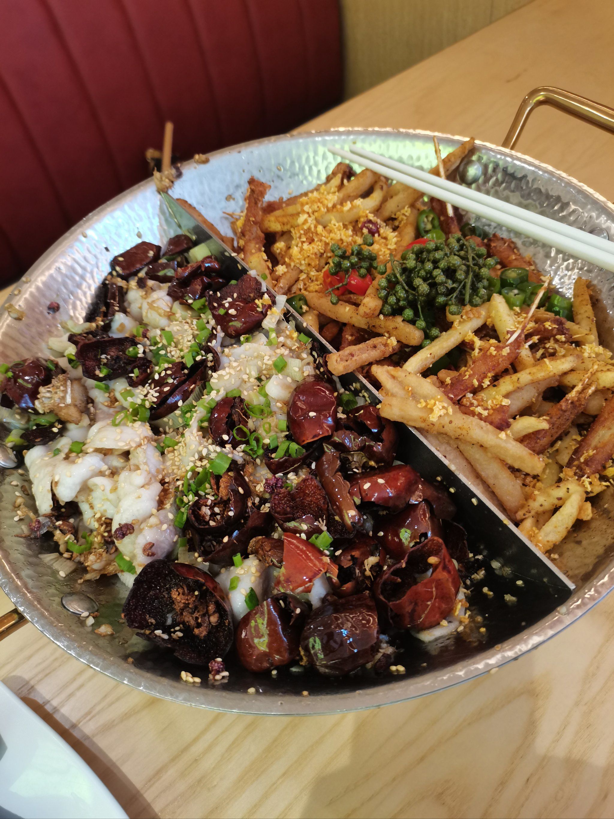 新品金椒脆鱼拼金沙脆脆骨,服务员推荐的