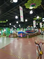 -维佳童话镇演出现场(徐东店)
