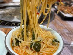 放在牛肚锅里的冷面-红岸碳烤齐齐哈尔原味生态烤肉