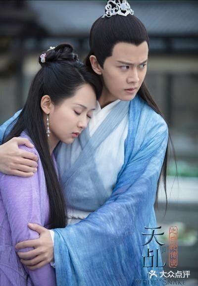 浪漫的雨中漫步，甜蜜的额头吻