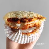 都很好吃但全是热量炸弹。肉松卷味道淡很一般