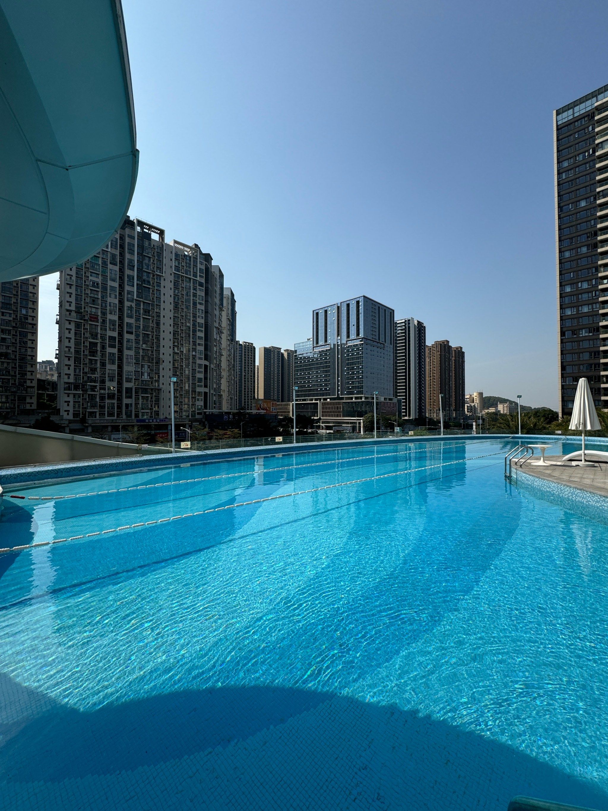泳池美景尽收眼底