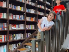 -钟书阁(松江泰晤士小镇店)