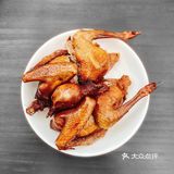 窗外芭蕉窗里灯，此时无限情