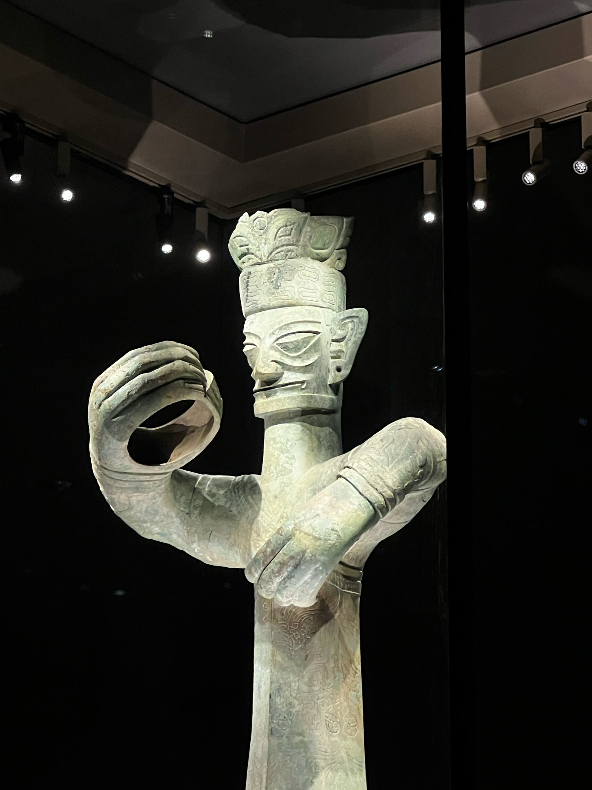 不愧是镇馆之宝‼️青铜立人像"东方巨人"简直太宏伟啦‼️