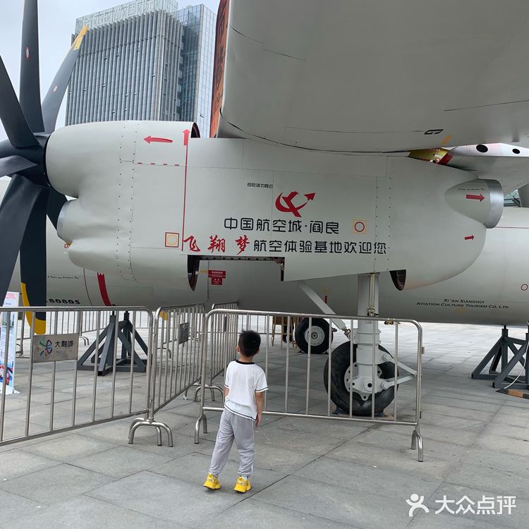大融城航天展，孩子可以体验开飞机的感觉