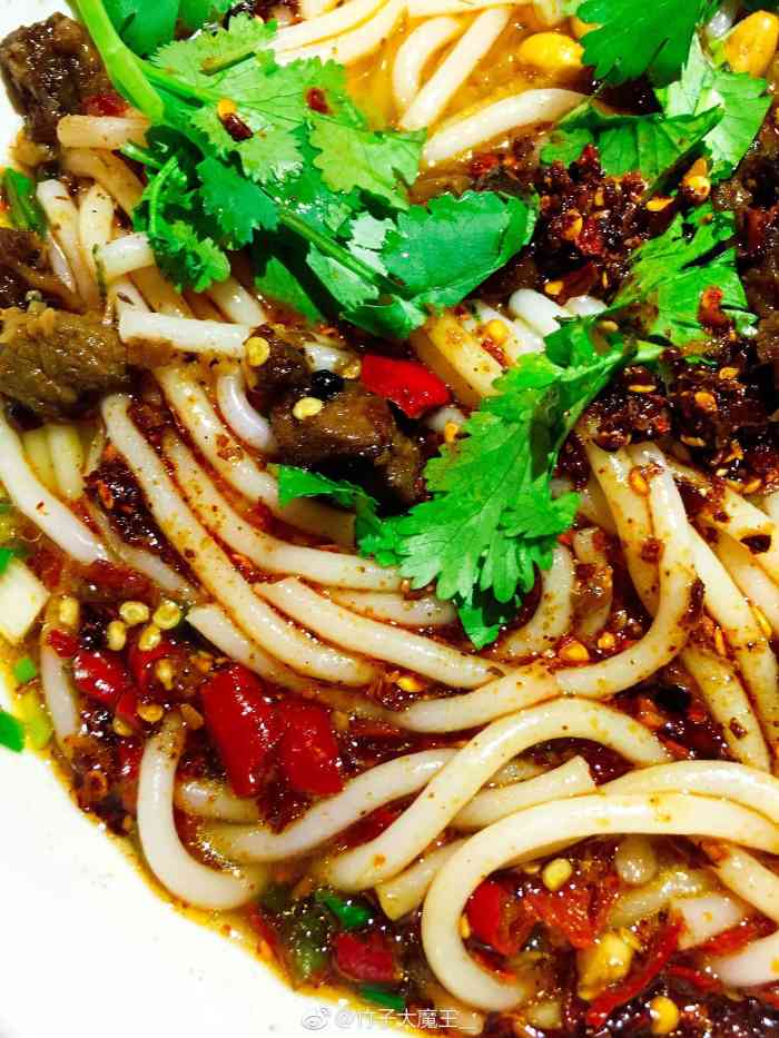 一碗肉沫粉香辣有味,粉很筋道,肉沫干香.