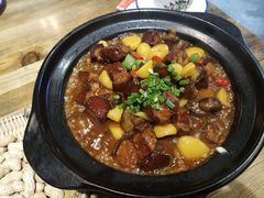 不摆了，看图说话，色香味俱全，特别是板栗红烧肉，板栗很粉，肉不肥不瘦，朋友些都很满意，赞不绝口，巴适-厨神老街兔·淳朴人家店(盐帮菜风味名店)