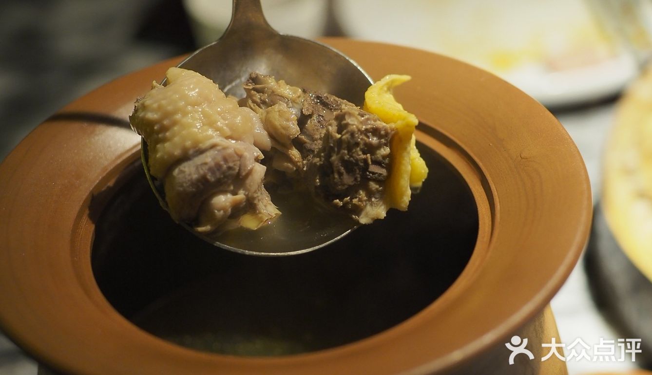 一边吃饭一边欣赏舞蹈，不香吗[胜利]