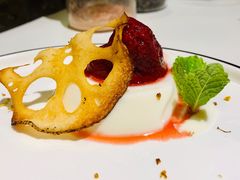 意大利香草奶冻配鲜草莓酱-K·Kitchen KK牛扒厨房(江南西店)