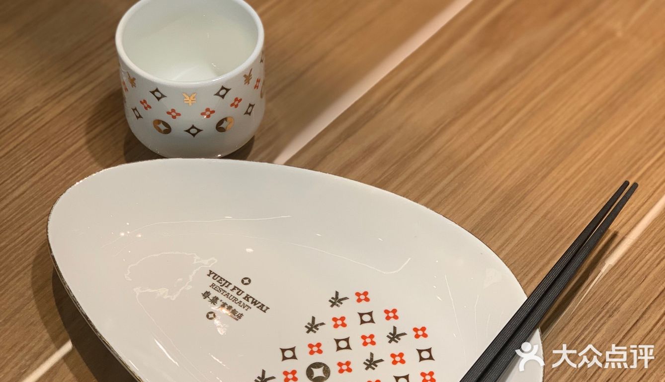 居然是透明的，坐上背靠还可以，差一点舒适感