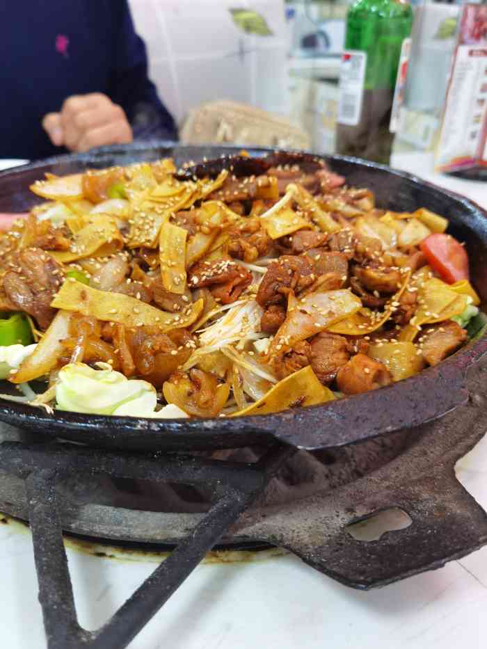 集安火盆烤肉-"位置在一个小区胡同里 屋子里面挺大的 菜.