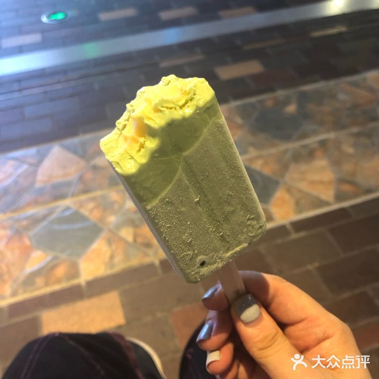 现在一身道服都敢来合生汇了野人牧坊的芝士乳酪太甜了