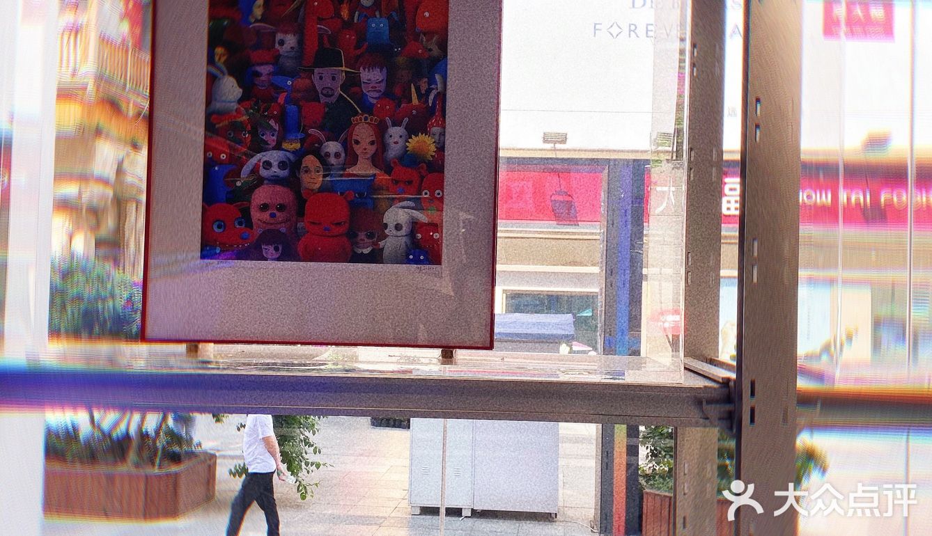 只因为在人群中看了你一眼，就被拐进了店