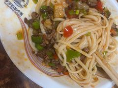 -歹歹的加个面过油肉拌面