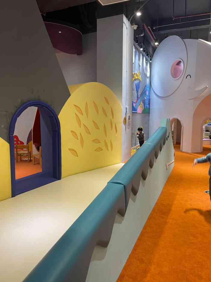 艾力的奇幻世界相对其他的亲子有游餐比70安静,门口的接待小姐