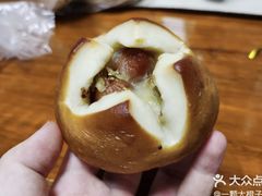芥末香肠芝士碱水球-沁屋面包店(人民东路店)