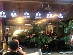 门面-何师烧烤·香辣蟹·川菜·30年老品牌(太古里旗舰店)