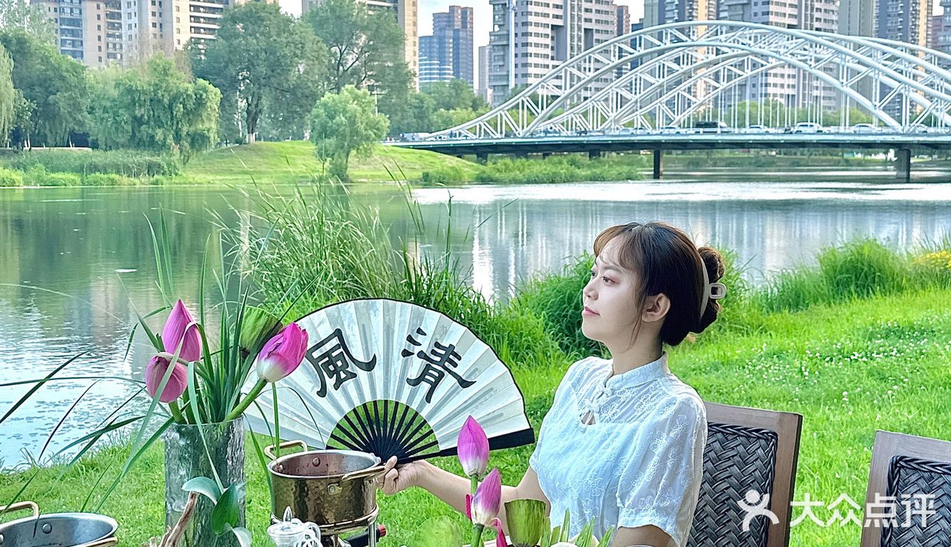 他家肉质真的好的没话说，清水锅都能涮出很香的肉味儿